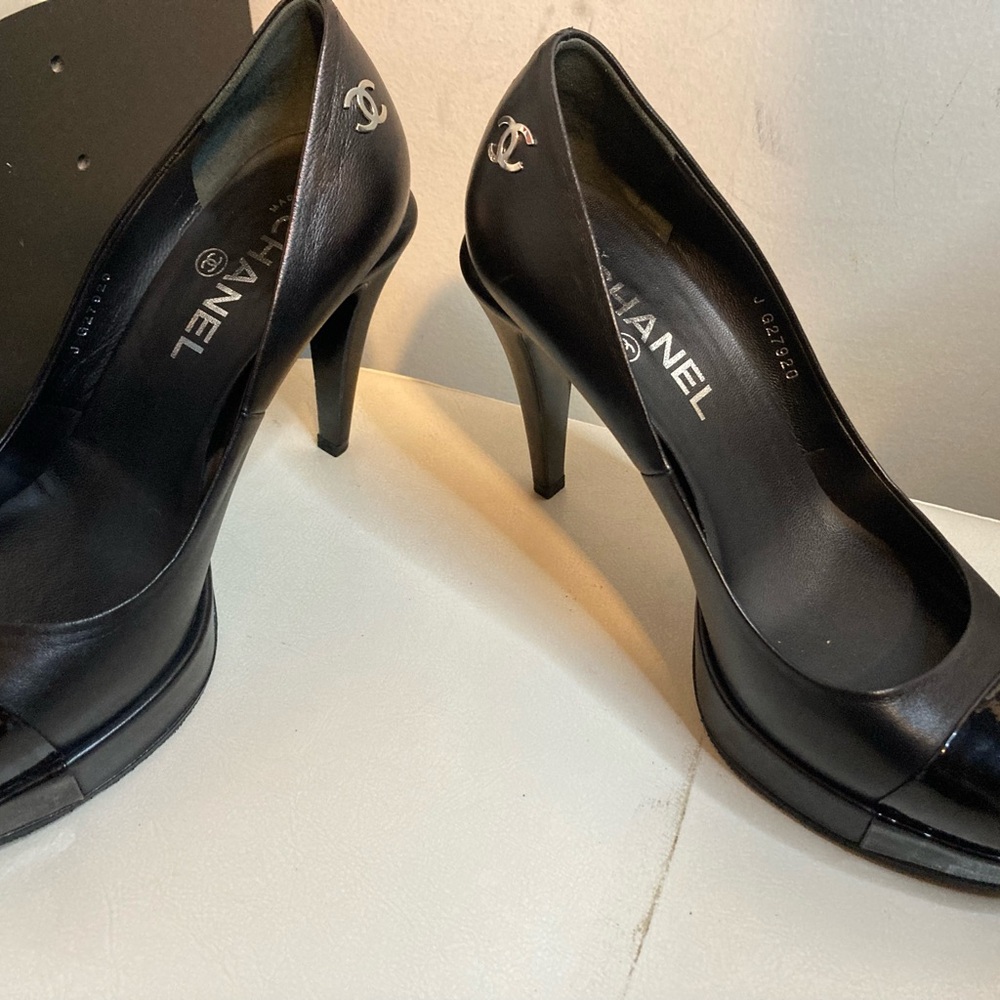 Chanel 2011 Karl Lagerfeld collection Interlock CC Logo Pumps - Picture 2 of 3